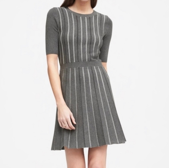 Banana Republic Dresses & Skirts - Banana Republic Short Sleeve Fit and Flare Knit Midi Dress- size XS